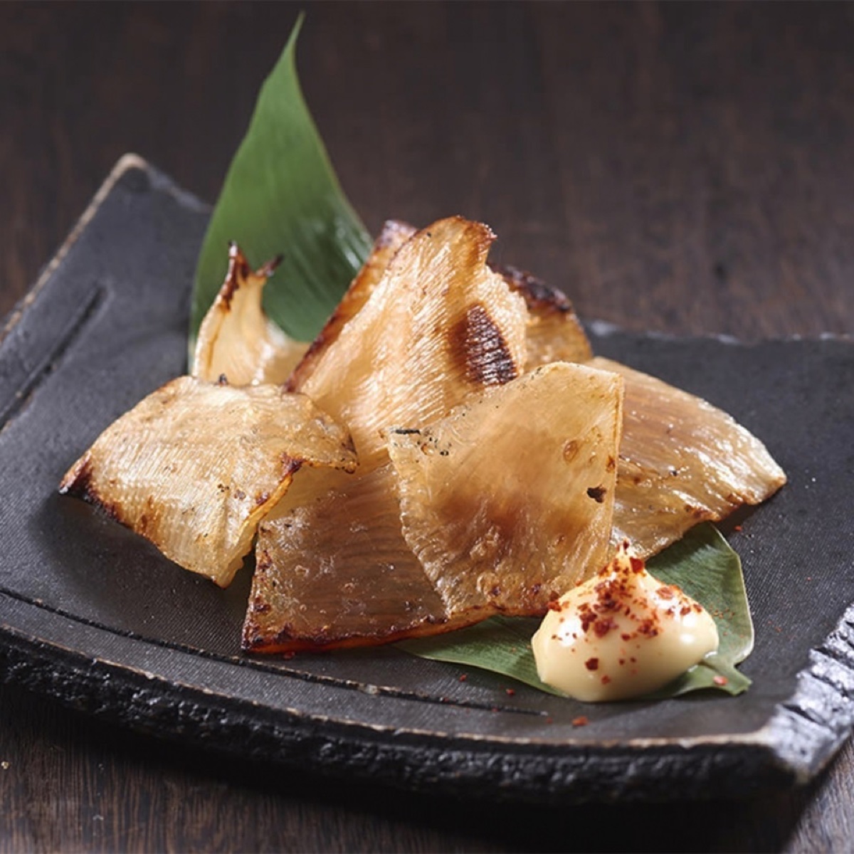 香ばしいエイヒレ炙りをどうぞ