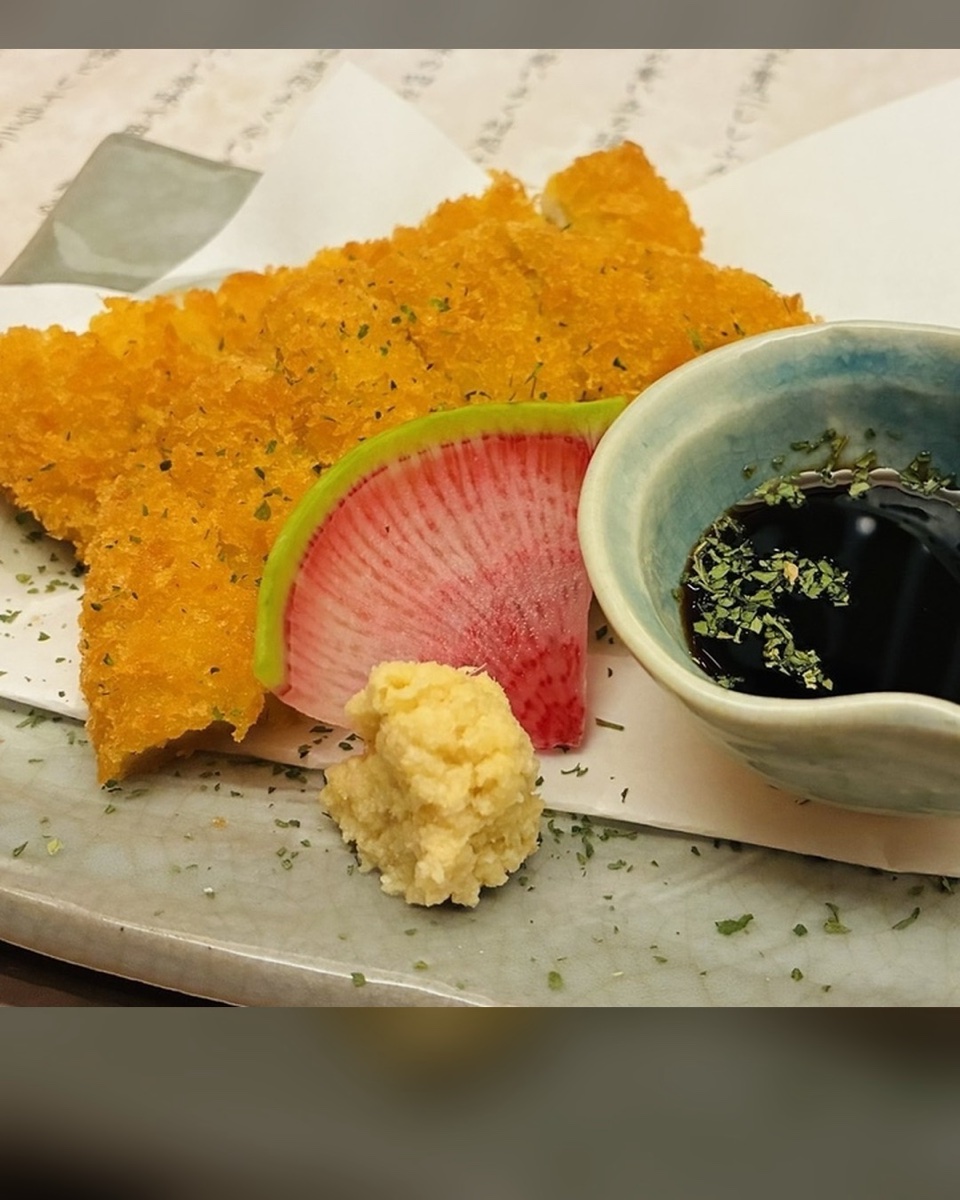 衣はサクッと、中は白身のすり身。